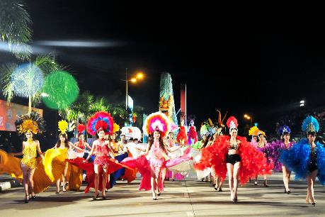 Khởi động Carnaval Hạ Long 2018 với Lễ diễu hành 12 xe hoa