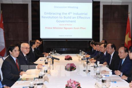 Thủ tướng Nguyễn Xuân Phúc trao đổi với các nhà khoa học và trí thức tại Singapore