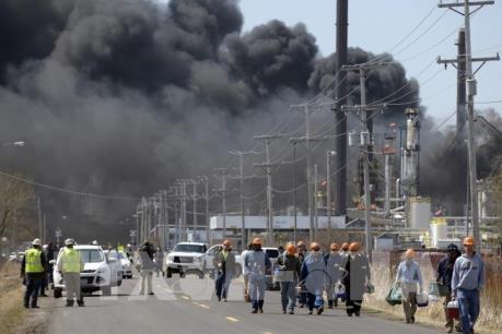 Cảnh báo nguy cơ với sức khỏe người dân sau vụ nổ nhà máy lọc dầu ở Mỹ