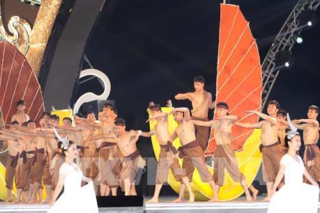 Du khách vui quên lối về với Carnaval Hạ Long