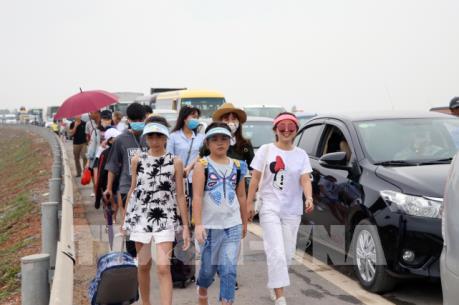 Lượng khách đổ về Cát Bà tăng đột biến khiến phà Gót ùn ứ hàng cây số phương tiện