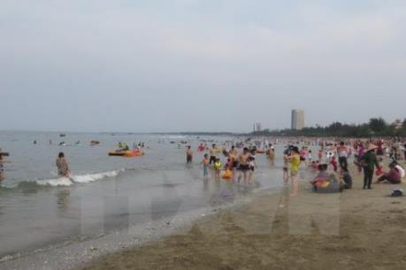 Du lịch Việt Nam: Biển Cửa Lò hút khách dịp nghỉ lễ 30/4 và 1/5