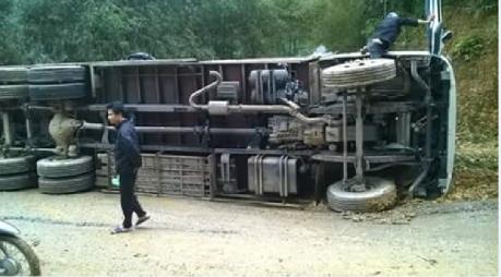 Hòa Bình: Xe tải mất lái bị lật làm 2 người bị thương, gây ách tắc gần 4km