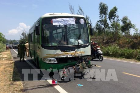 Va chạm giữa xe buýt và xe gắn máy khiến 2 người thương vong  ​