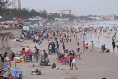 Dịp nghỉ lễ 30/4 và 1/5 biển xứ Thanh đông nghẹt người