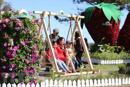 Du khách đổ lên Đà Lạt trốn nóng, giá phòng nghỉ tăng cao