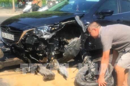 Xe ô tô con nổ lốp, đâm vào xe máy và xe ô tô 7 chỗ