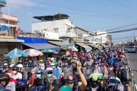 Phà Cát Lái quá tải khi người dân ùn ùn đổ về sau Lễ