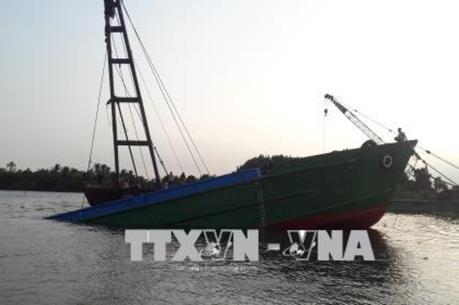 Sà lan chở hàng bị lật úp trên sông Sài Gòn