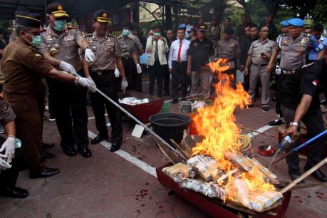 Indonesia tiêu hủy hơn 2 tấn ma túy đá