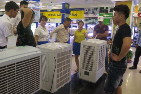 Sản phẩm giải nhiệt mùa nóng vào tháng cao điểm: Nhiều khuyến mãi hấp dẫn hút khách