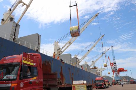 Tôn Hoa Sen xuất khẩu trực tiếp lô hàng lớn nhất từ Cảng Quy Nhơn