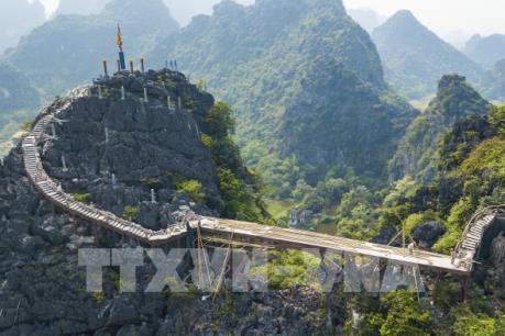 Tháo dỡ công trình xây dựng trái phép trên núi Cái Hạ thuộc khu vực Tràng An cổ