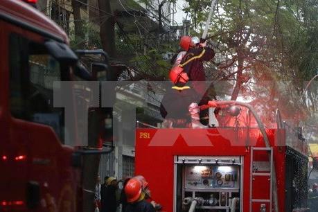 Khám nghiệm hiện trường vụ cháy lớn khiến 1 người chết, tại chân cầu Vĩnh Tuy, Hà Nội