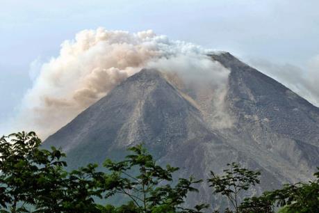 Indonesia gấp rút sơ tán người dân do núi lửa Merapi phun trào