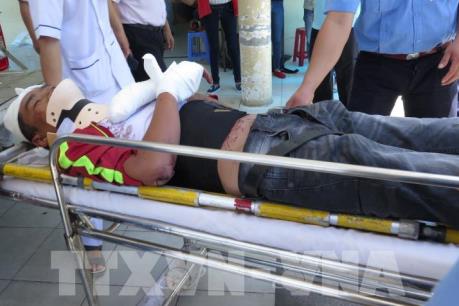 Tích cực cứu chữa các nạn nhân bị tai nạn xe khách ở đèo Khánh Lê