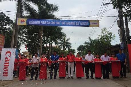 Canon bàn giao công trình “Thắp sáng đường quê” tại Bắc Giang và Bắc Ninh