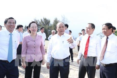 Thủ tướng Nguyễn Xuân Phúc thăm Tổ hợp nhà máy sản xuất ô tô, xe máy điện VinFast