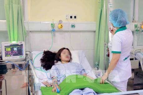 Cấp cứu kịp thời 4 du khách bị đuối nước khi tắm biển Lăng Cô