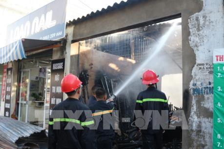 Cháy nhiều ki ốt do thắp hương
