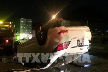 Va chạm với xe container, một xe ô tô con lật ngửa trên Quốc lộ 5