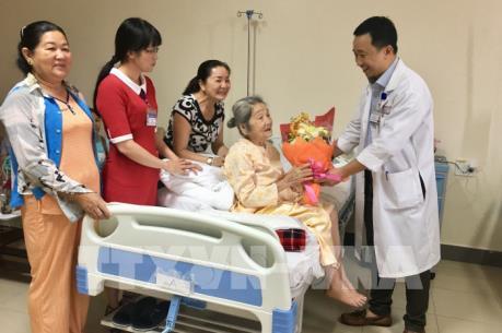 Điều trị gãy xương đùi thành công cho cụ bà 101 tuổi