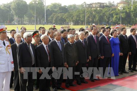 Kỷ niệm 128 năm Ngày sinh Chủ tịch Hồ Chí Minh: Lãnh đạo Đảng, Nhà nước vào Lăng viếng Bác