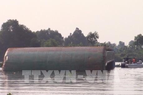 Bình Dương: Tìm kiếm ba người mất tích trong vụ sà lan bị lật