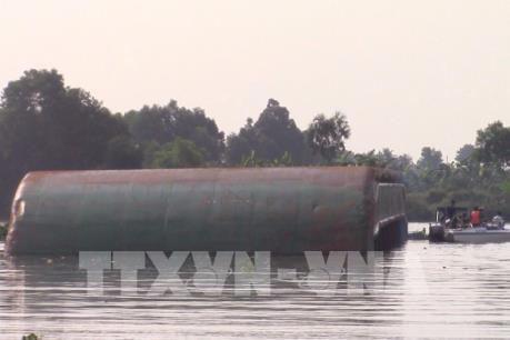 Lật xà lan trên sông Đồng Nai làm 3 người chết