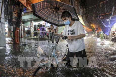 Khắc phục tình trạng ngập úng tại Hà Nội khi mưa lớn xảy ra bất thường