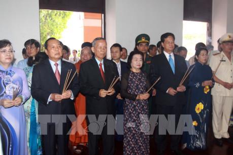 Tp Hồ Chí Minh: Dâng hoa tưởng niệm nhân kỷ niệm 128 năm Ngày sinh Chủ tịch Hồ Chí Minh