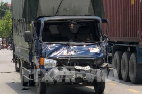 Xe tải va chạm xe máy đi ngược chiều, 3 người thương vong