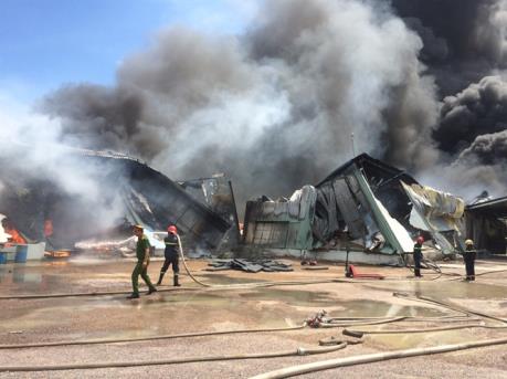 Cháy lớn tại Bình Định thiêu rụi nhiều dãy nhà xưởng