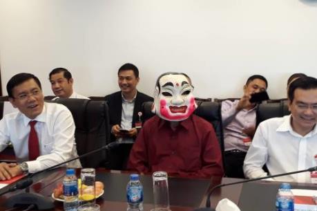 Trao thưởng cho khách trúng vé số Vietlott gần 304 tỷ đồng 