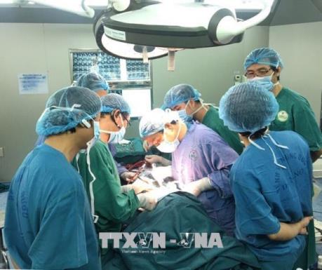 Phẫu thuật thành công cho nữ bệnh nhân bị sắt đâm xuyên mắt