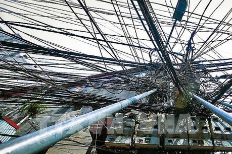 Khắc phục mạng lưới dây điện và cột điện bị nghiêng ở ngõ Hội Vũ