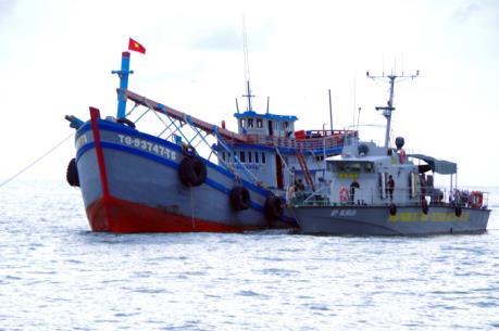 Phát hiện, bắt giữ tàu vận chuyển 55.000 lít dầu không rõ nguồn gốc