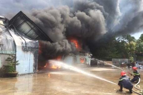 Cháy lớn thiêu rụi kho hàng của Công ty cổ phần may Nam Tiệp, Nam Định