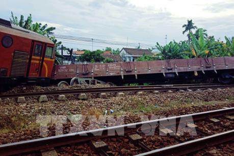 Hai tàu hàng đối đầu khiến nhiều toa tàu bị chệch đường ray