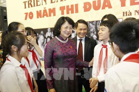 Phó Chủ tịch nước cắt băng Khai mạc Triển lãm ảnh 70 năm thi đua yêu nước