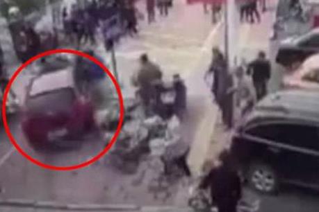 Cụ bà 90 tuổi lao xe lên vỉa hè làm 1 người đi bộ thiệt mạng