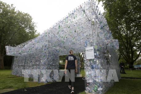 Cận cảnh ngôi nhà độc đáo từ 15.000 chai nhựa tại London