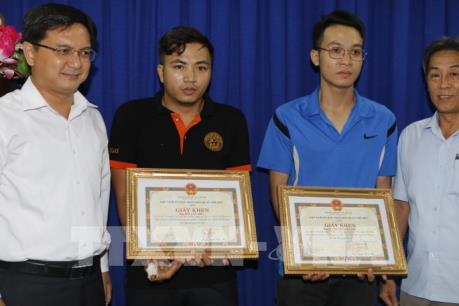 Thưởng nóng ba nhân viên ngân hàng truy bắt cướp có hung khí