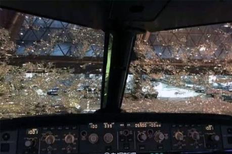 Máy bay Trung Quốc hạ cánh khẩn cấp do cửa số bị nứt