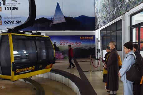 Kính mừng Phật đản 2018, nhiều đoàn tăng ni, phật tử hành hương lên đỉnh Fansipan