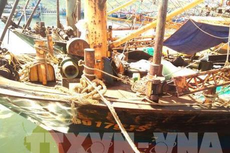 Tàu vỏ thép “đắp chiếu” nằm bờ, ngư dân lâm nợ