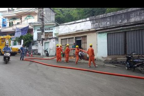 Khắc phục sự cố điện do xe đâm hỏng trạm biến áp trên đảo Cát Bà