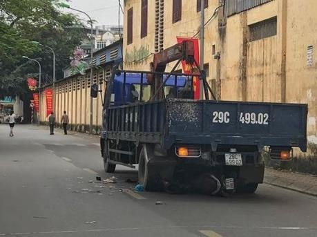 Xe tải đâm xe máy, 3 người trong gia đình thương vong