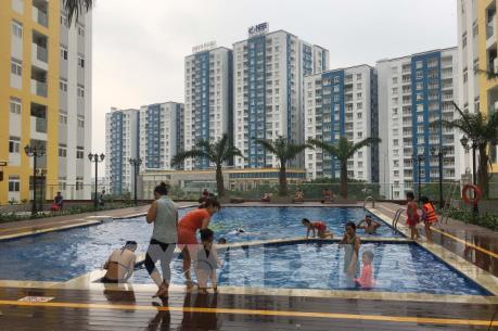 Người dân chung cư Carina Plaza mong sớm được trở về nhà