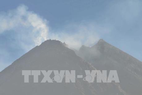 Núi lửa hoạt động nhiều nhất của Indonesia "thức giấc"